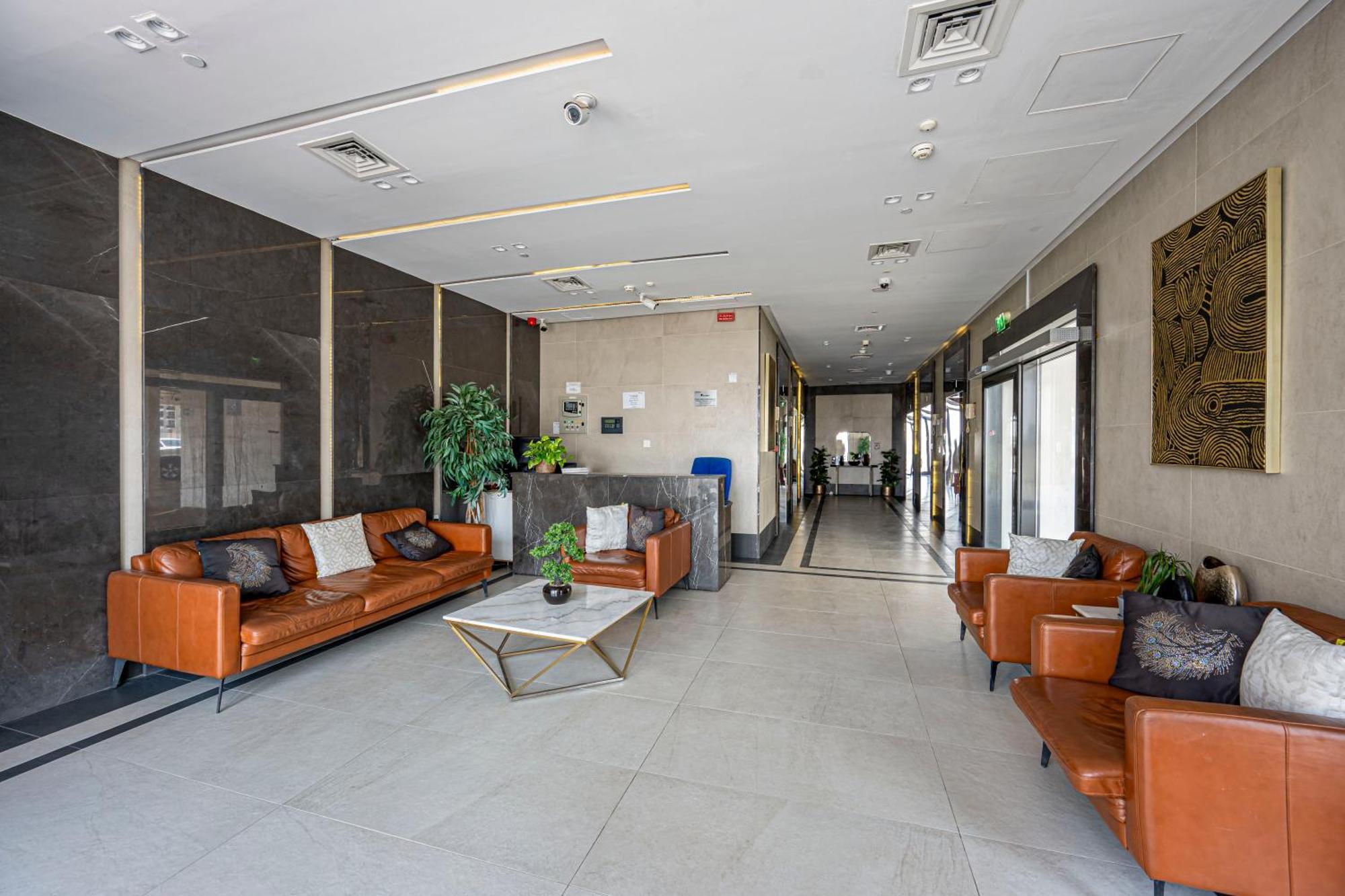 Cozy And Contemporary In Dubailand Apartment *