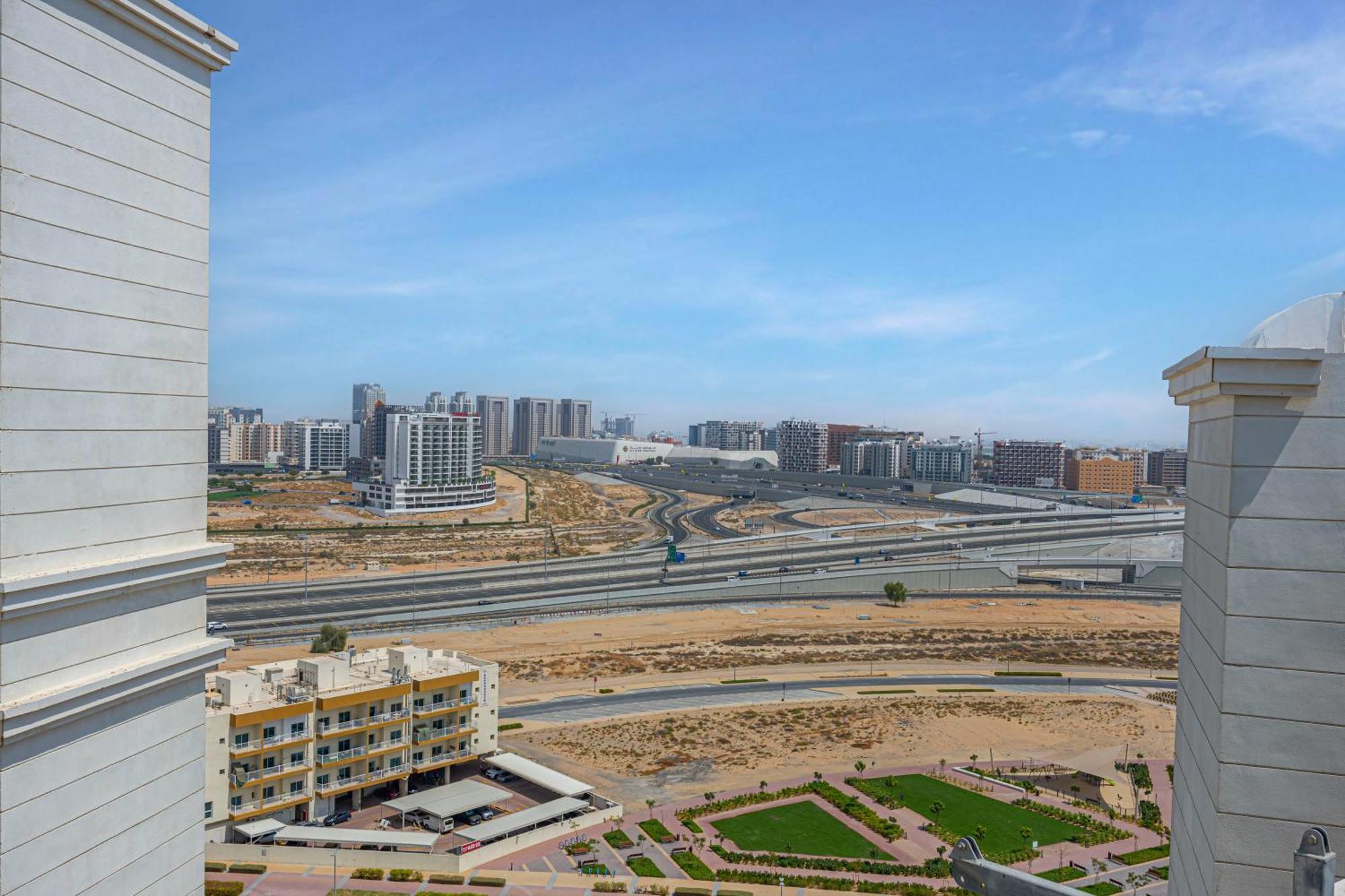 Apartment Cozy And Contemporary In Dubailand Dubai