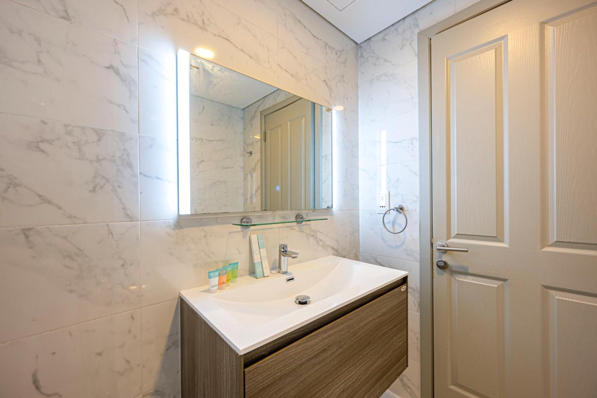 Cozy And Contemporary In Dubailand Apartment